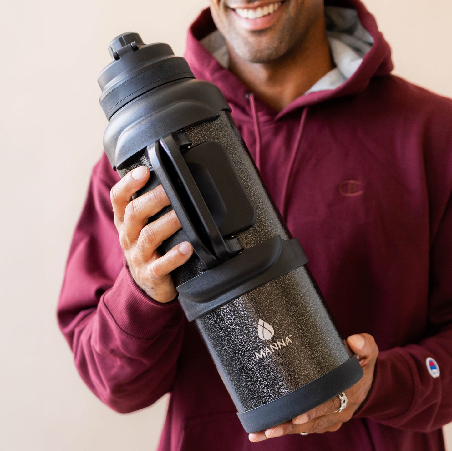 4l-titan-bottle-135-oz-y6 5Manna_Website_Lifestyles-29.jpg